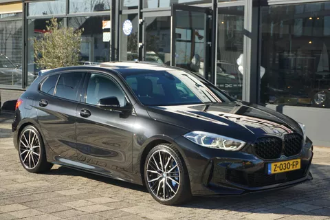 BMW 1-serie M135i xDrive High Executive | ACC | PANO | H&amp;K | elct. stoelen