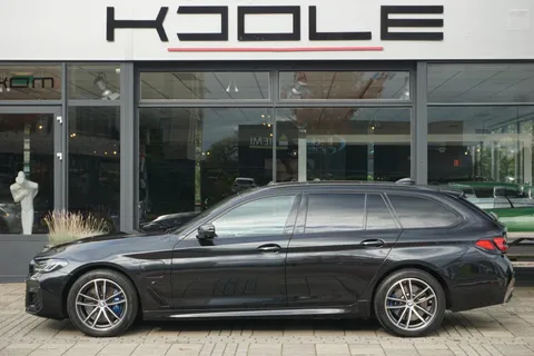 BMW 5-serie Touring 530e High Executive | M-pakket | PANO | Trekhaak | 360 | softclo