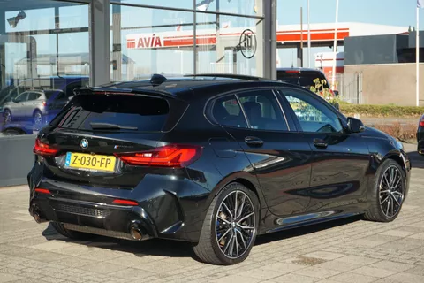 BMW 1-serie M135i xDrive High Executive Np. &euro; 75k | ACC | PANO | H&amp;K | elct. stoelen